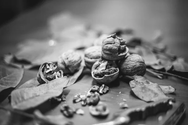 Монохромное изображение много грецких орехов лежат на столе — стоковое фото