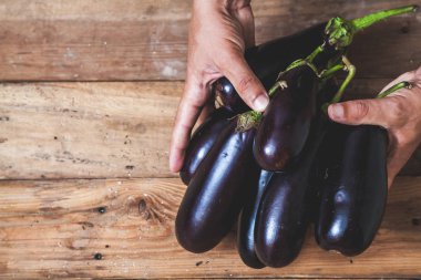 Eller kaç patlıcan ahşap kurullarında al.