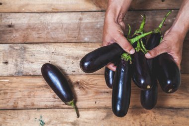 Eller kaç patlıcan ahşap kurullarında al.