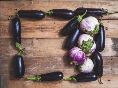 Çerçeve ahşap kurullarında olgun mavi patlıcan