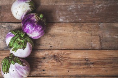 Bumbo olgun patlıcan çeşitleri dört kurullarında yalan