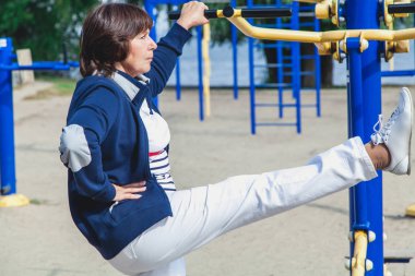 yaşlı kadın simülatörleri yaz spor egzersizleri gerçekleştirir 