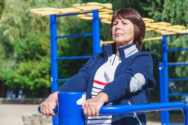 yaşlı kadın simülatörleri yaz spor egzersizleri gerçekleştirir 