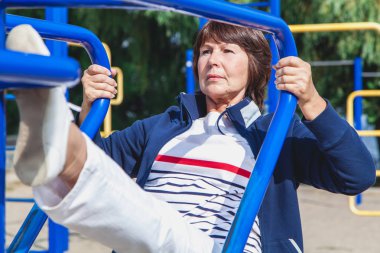 yaşlı kadın simülatörleri yaz spor egzersizleri gerçekleştirir 