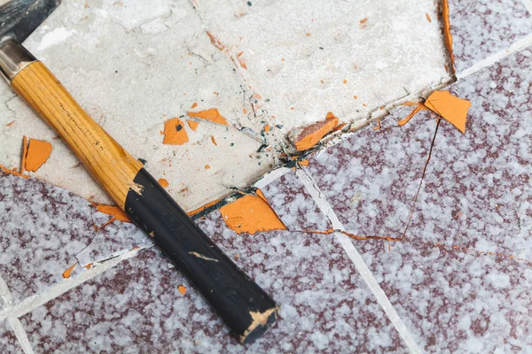 Hammer lies on the floor without tiles — Stock Photo, Image