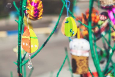 Ağaç dalı üzerinde asılı el yapımı oyuncak