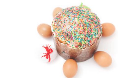 Paskalya yumurtaları pasta beyaz arka plan üzerinde etrafında yalan