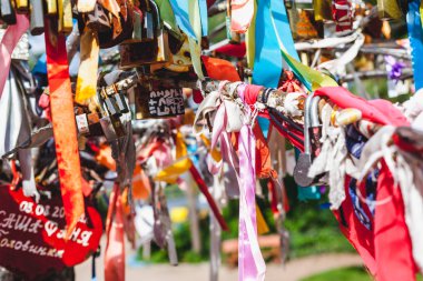 Çok çok renkli kurdeleler ve kilitleri Ağaçta asılı olan