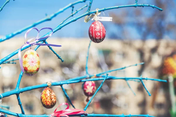 Uova di Pasqua fatte a mano appese al ramo d'albero — Foto Stock