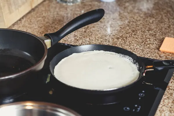 Белые блинчики на сковородке — стоковое фото