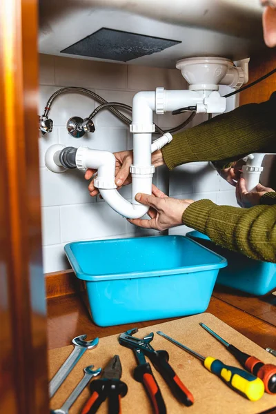 Removendo o sistema de parede de cozinha de plástico — Fotografia de Stock