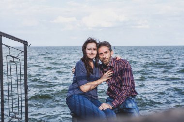 iskelede oturan Çift