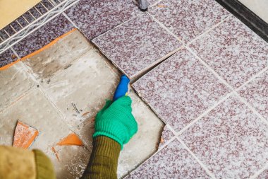 Elleri döşeme keski ile alın.