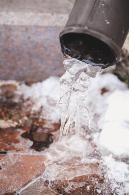 Buz sarkıtları özgün formunun boru kenarında asmak