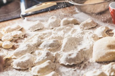 Un çiğ köfte masaya serpin eller