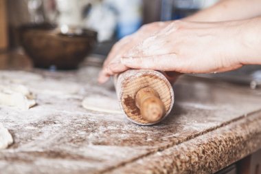 Eller ahşap oklava ile hamur dışarı rulo