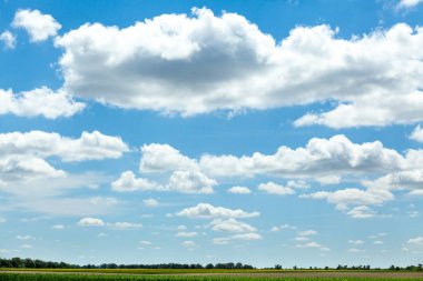 Güzel beyaz kümülüs bulutlar üzerinde mavi gökyüzü