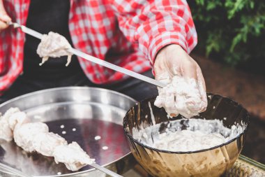 Eller parça et şiş üzerinde iş parçacığı. Yakınlardaki şiş olduğunu