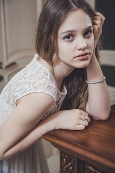 Porträt eines Teenie-Mädchens mit langen Haaren — Stockfoto