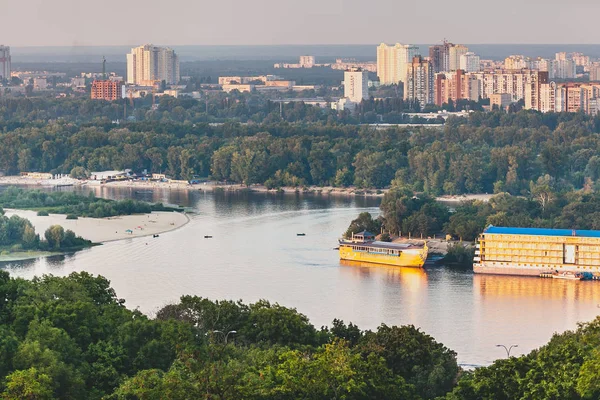 Береги річки заросли лісом і міським блоком — стокове фото