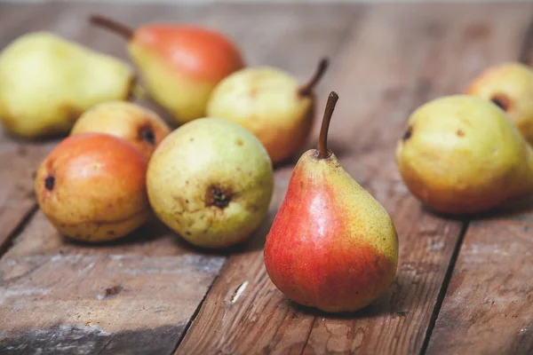 Several ripe pears lie on boards — Stock Photo, Image