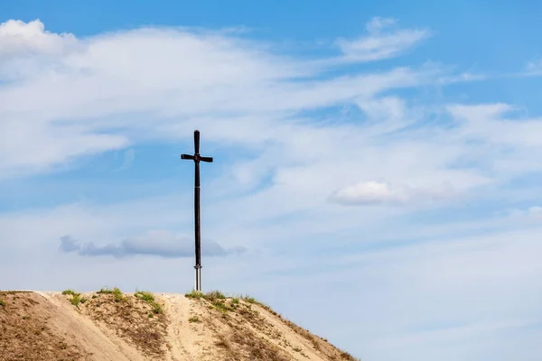 Cruz de madera alta en la colina — Foto de Stock