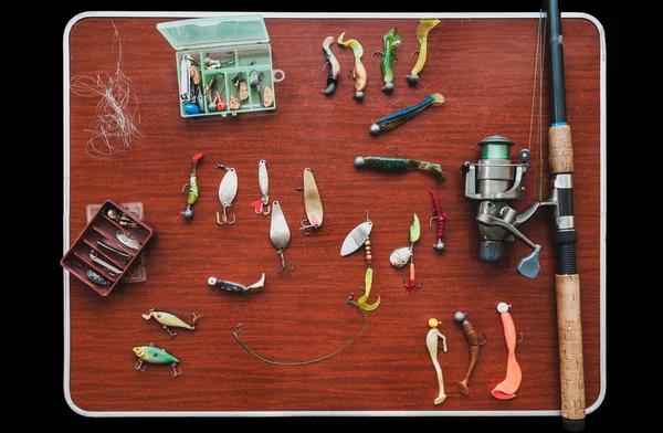Conjunto de cebos artificiales para la pesca de lucio se encuentra en la mesa — Foto de Stock