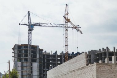 Çerçeve çerçeve binanın üzerinde kaldırma kule vinç