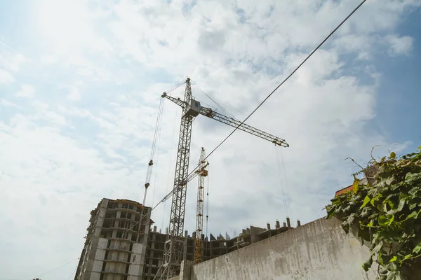 Hijs torenkranen op frame voor frame gebouw — Stockfoto