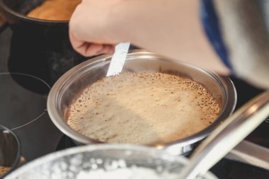 Tablo bıçak gözleme tavada döner.