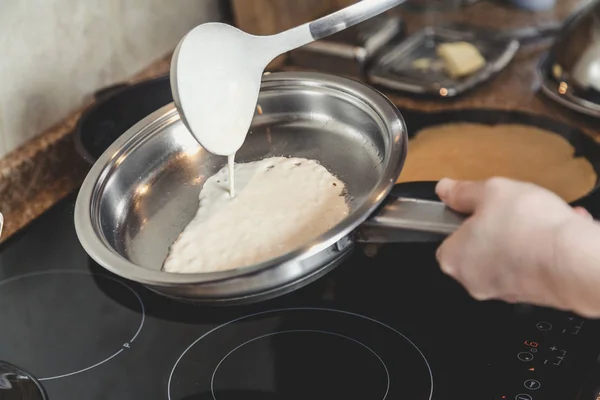 Жидкое тесто выливается на сковороду — стоковое фото
