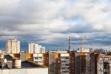 Beyaz bulutların üzerinde şehir bloklar