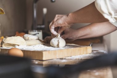 El dikiş çörek üzerinde tutar.