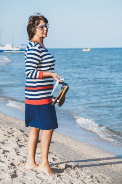 Çok yaşlı kadın tatil, deniz