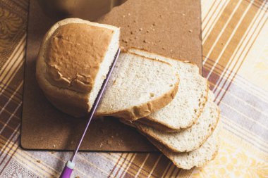 büyük bıçak taze ekmek dilimleri dilimlenmiş