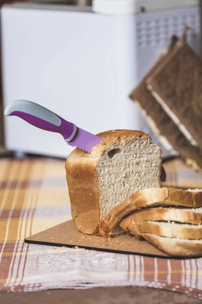 Duży nóż wbija w biały chleb — Zdjęcie stockowe