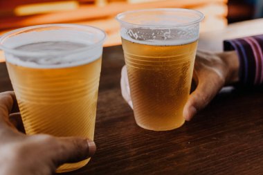 İki plastik bardak bira stand yan yana ile