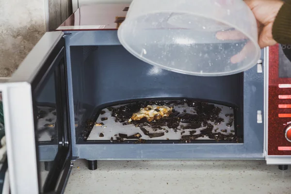 Стеклянная пластина взорвалась в микроволновой печи — стоковое фото