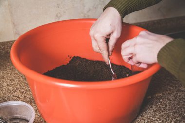 El Kırmızı konteyner toprak karıştırın