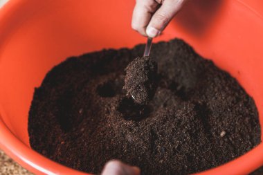 Kırmızı konteyner eller mix toprak