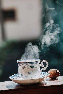 Rafta zarif çay bardağı ve ceviz