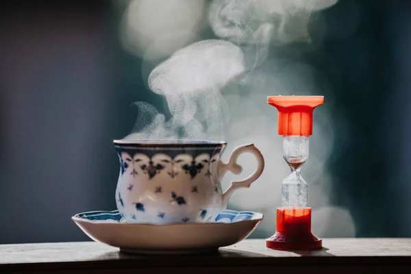 Элегантная чашка чая и полка для часов — стоковое фото