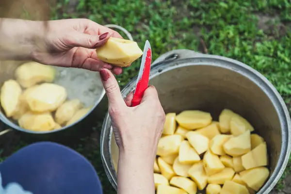 Приготування картоплі в ходьбі каструлі — стокове фото