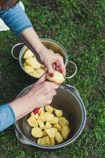 Koken van aardappelen in de pot lopen — Stockfoto