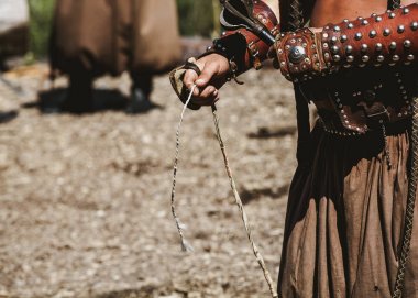 Eski savaşçı topuz tutan eller