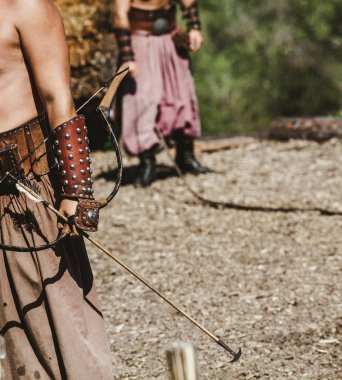 eski savaşçı ok ve yay elinde tutar