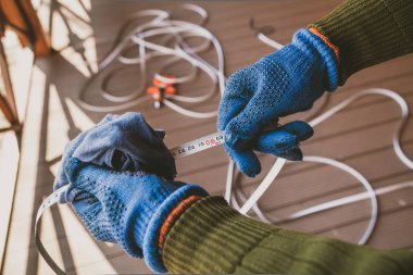 Ellerinde eldiven büyük mezura kaseti Sil