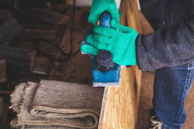 ellerinde eldiven bir elektrikli uçak ile ahşap plaka planı