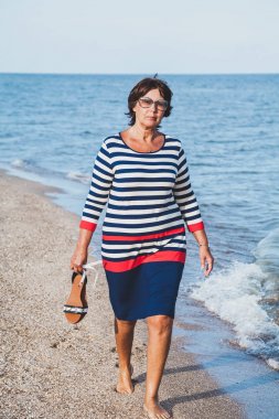 Çok yaşlı kadın tatil, deniz