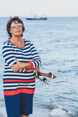 Çok yaşlı kadın tatil, deniz